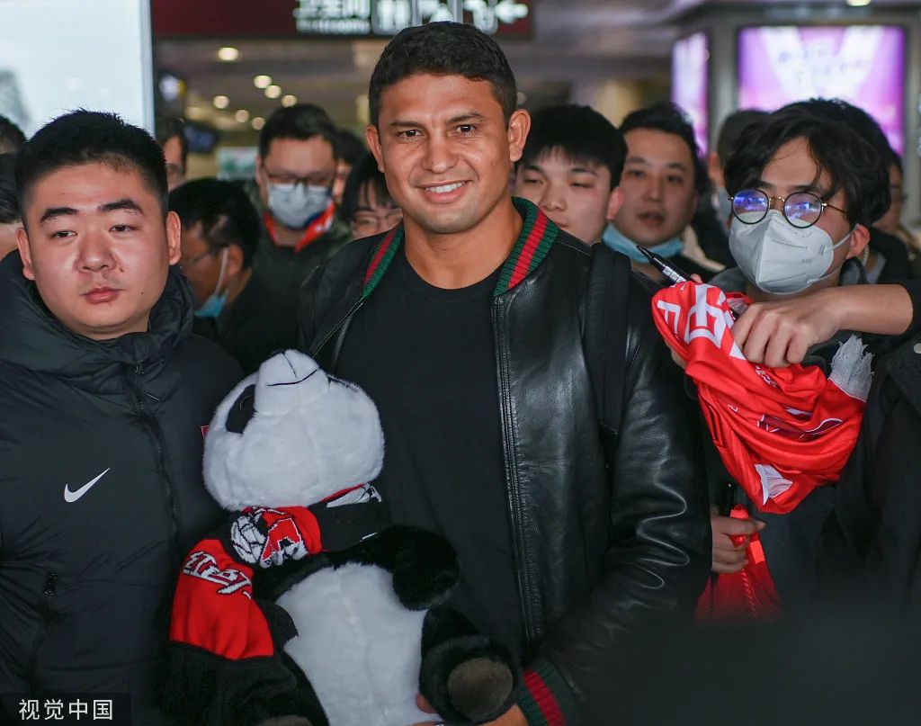 足球艾克森年薪多少亿,艾克森费利佩