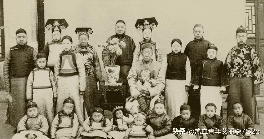 30个老照片记录女子与洋人*片鸦**烟枪下的白日梦