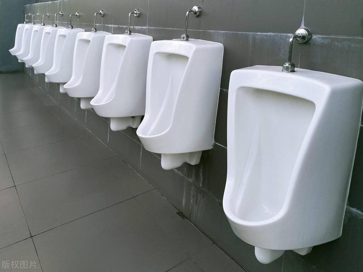 上厕所要等十几秒尿出来正常吗,小便时5秒才尿出来是不是虚了