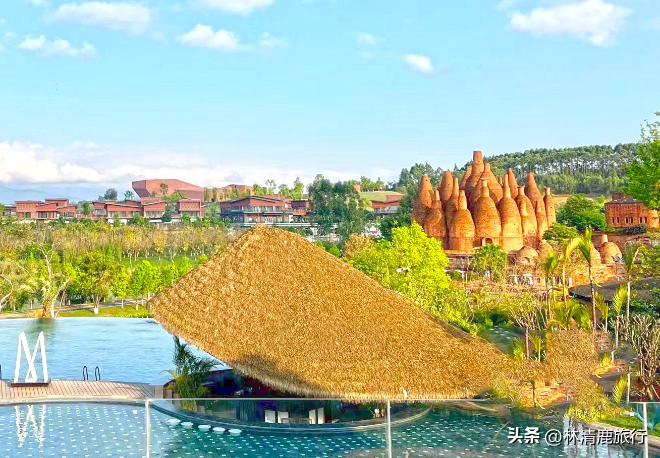 半城温泉半城湖！这座县级市冬暖夏凉，外地人坐高铁来避暑