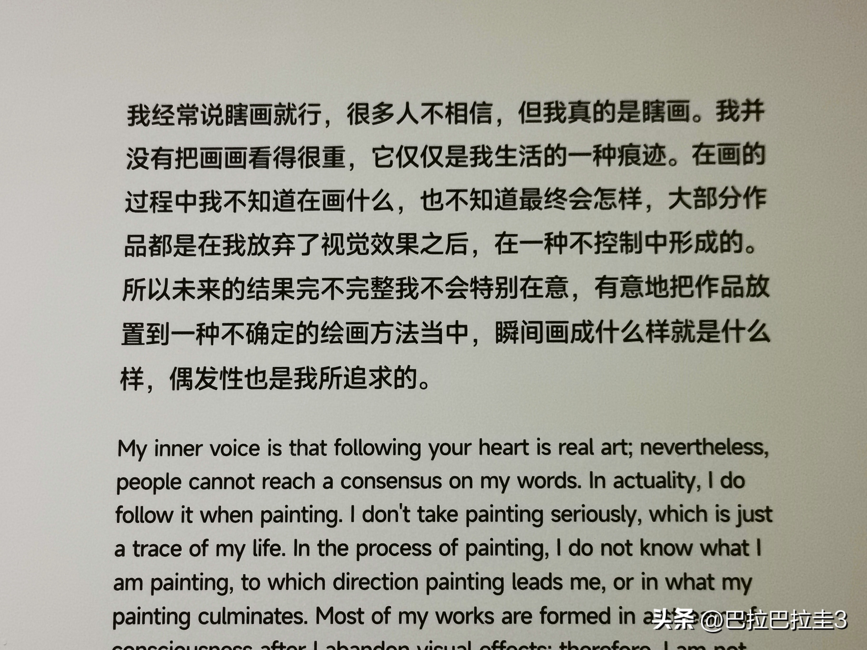 用脚画画的日本艺术家,一个小画家手拿画笔绘画