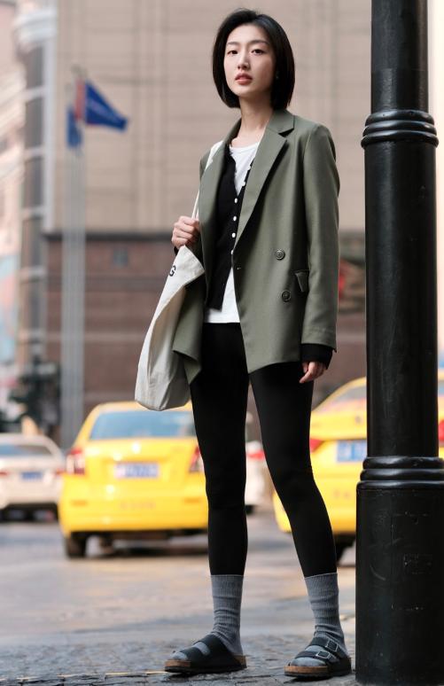 内搭西装搭配什么裤子好看,宽松西装外套怎么搭配牛仔裤好看