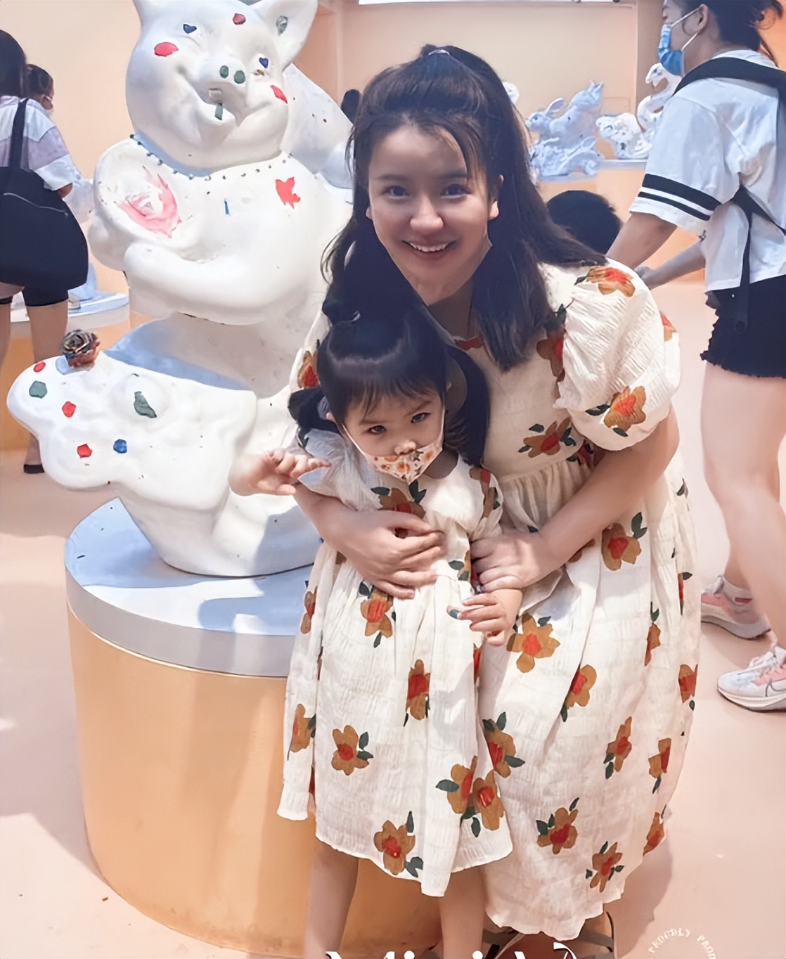 央视红果果夫妇带娃看展！二胎产后瘦身成功，3岁女儿酷似绿泡泡
