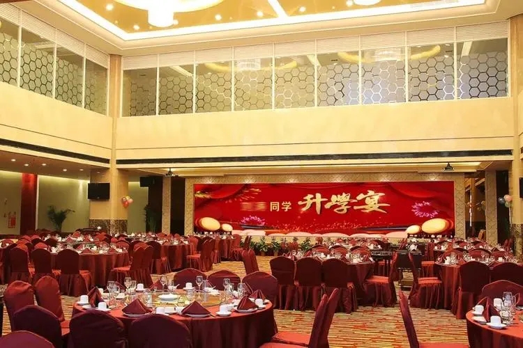 很多关系都因为利益疏远了,很多朋友之间的关系都是权衡利弊