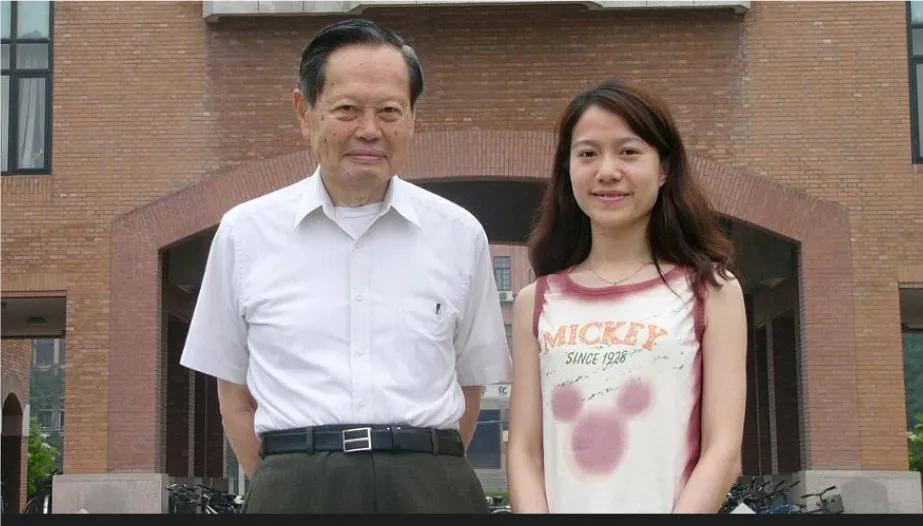 杨振宁今年100岁翁帆多少岁,翁帆不嫌弃杨振宁老年味吗