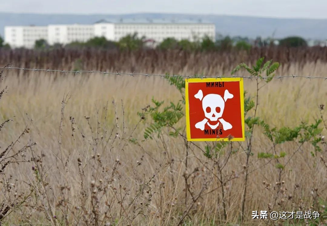 天下奇闻，恐怖分子在*队军**围观下，坐着大巴车大摇大摆离去