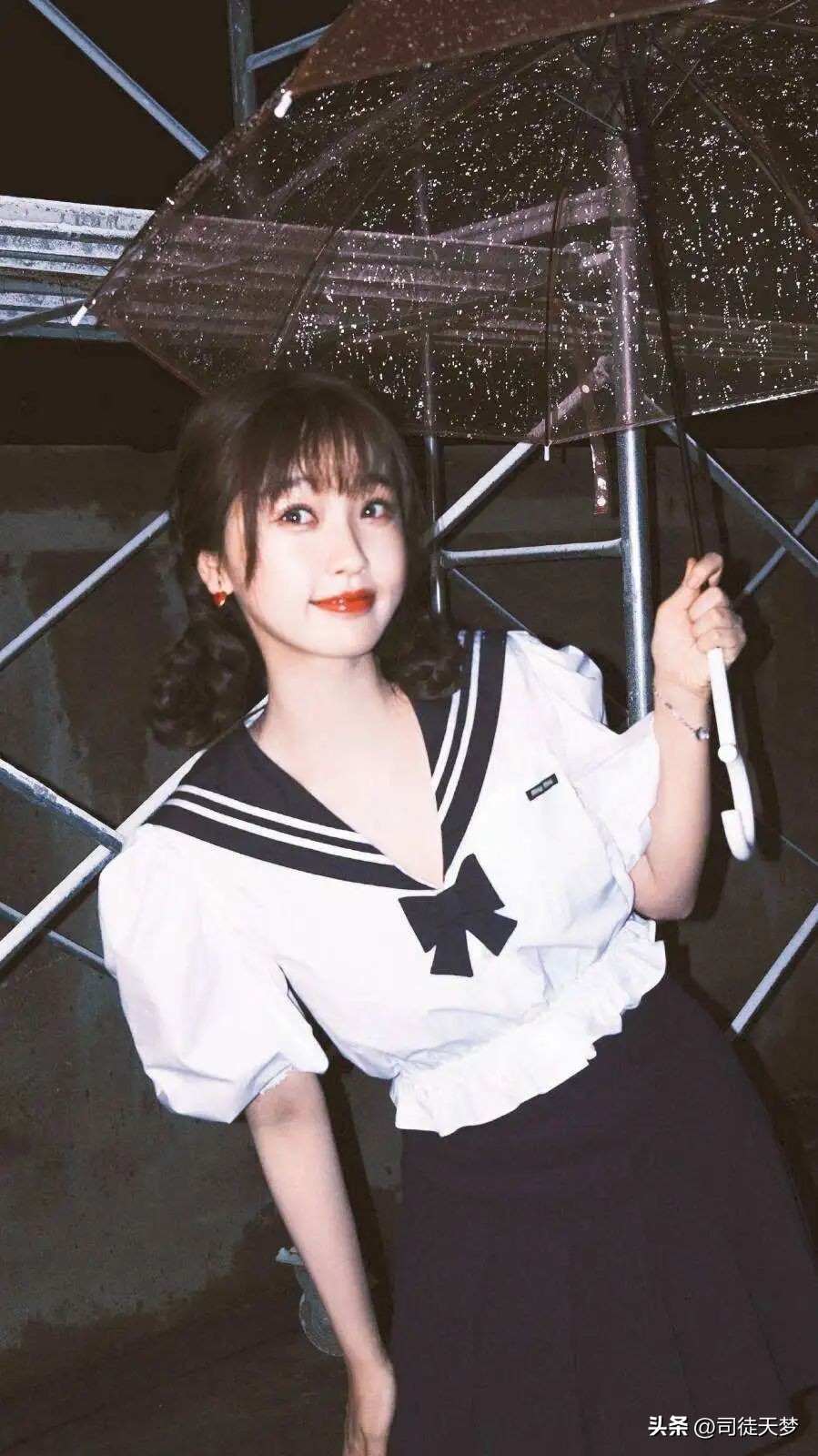 虞书欣内衣外穿热舞被骂上热搜，少女性魅力绝杀好吗