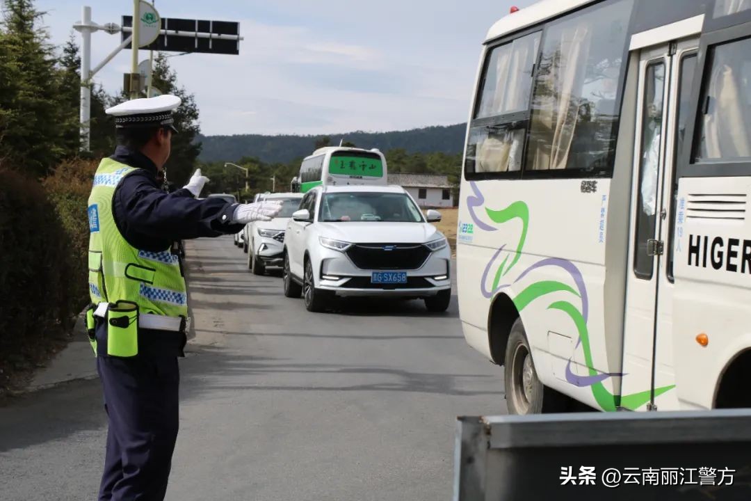 4500名警力加强安保措施,出动警力2100余人次护航群众出行