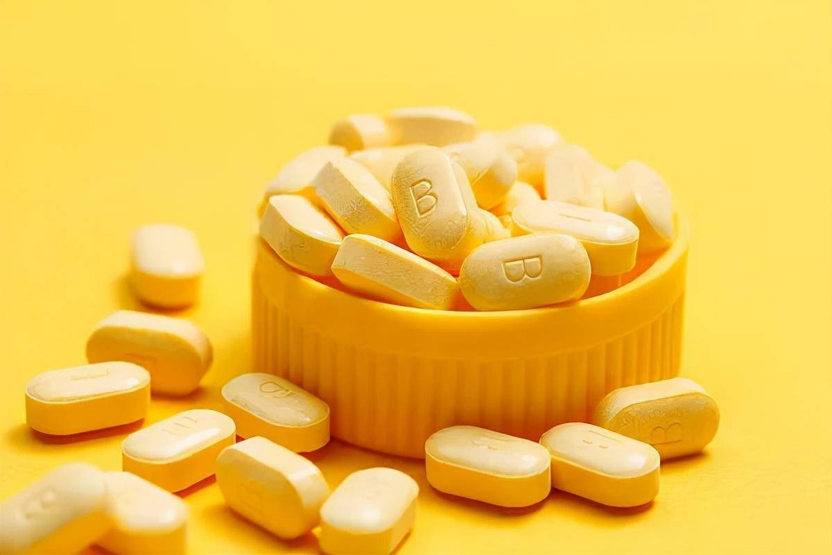 为何白头发越长越多?医生坦言:除了年龄,还可能是缺乏2种营养素