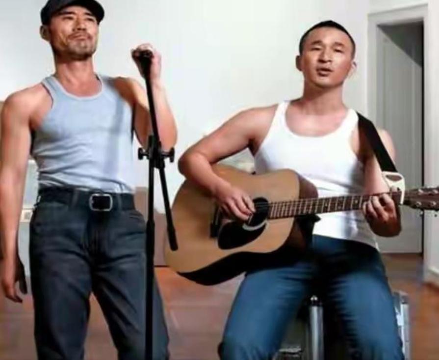 昔日爆红组合街头卖唱,曾经红极一时现在却卖唱的歌手