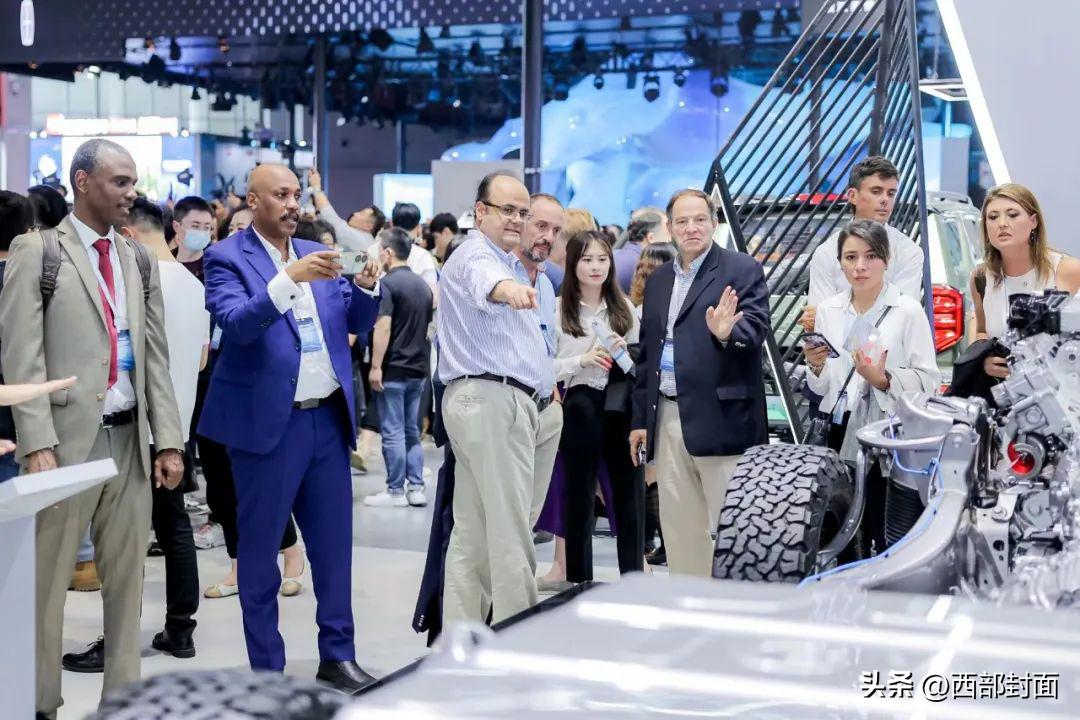 长城汽车新能源惊艳巴黎车展,中国汽车国外大街上被围观