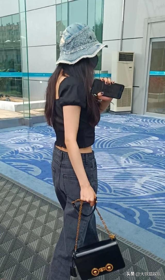 张嘉倪“假屁股”揭露了女星的伪精致，从头假到脚，还有啥是真的