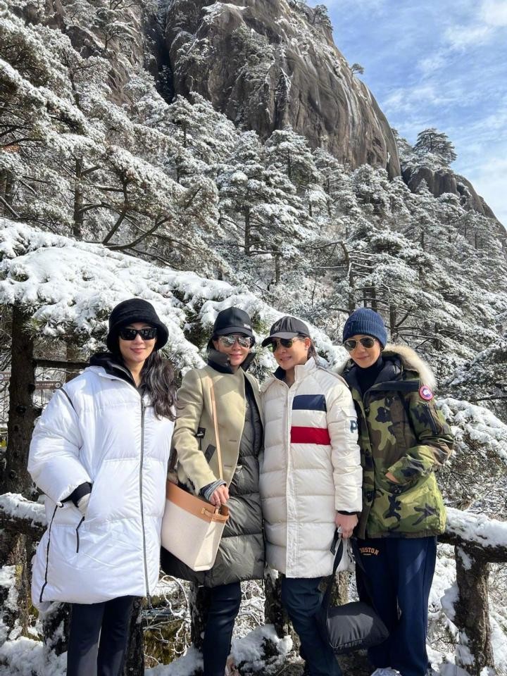 刘嘉玲红色运动衣穿搭,刘嘉玲同款西装格子外套