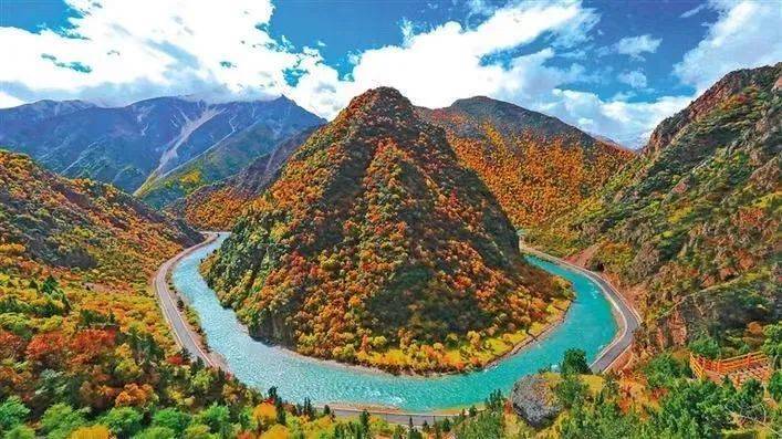 雪山下的梦幻足球场,西藏雪山下的球场