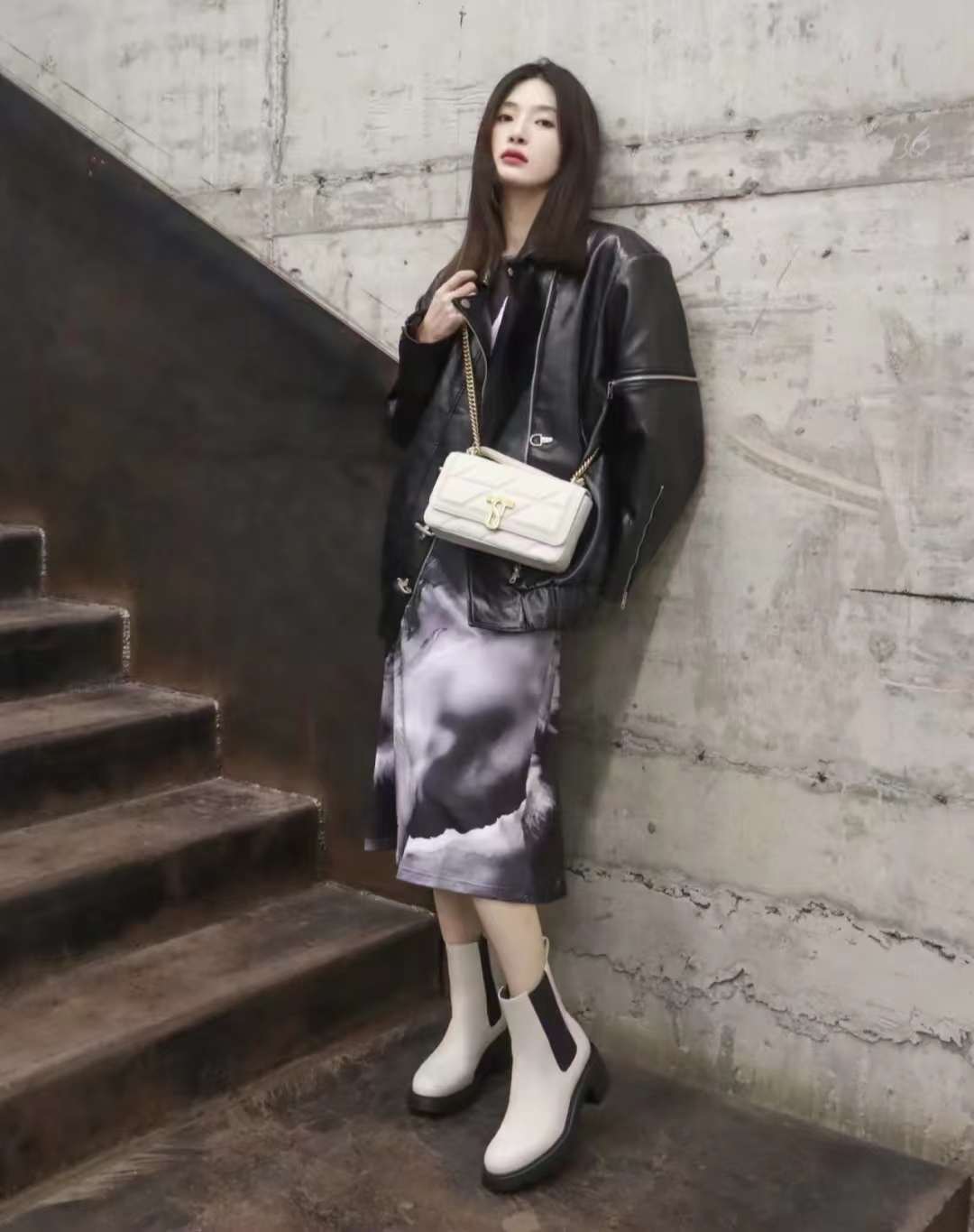 黑色皮衣怎么搭配才显高级,绯红色皮衣怎么搭配秋冬