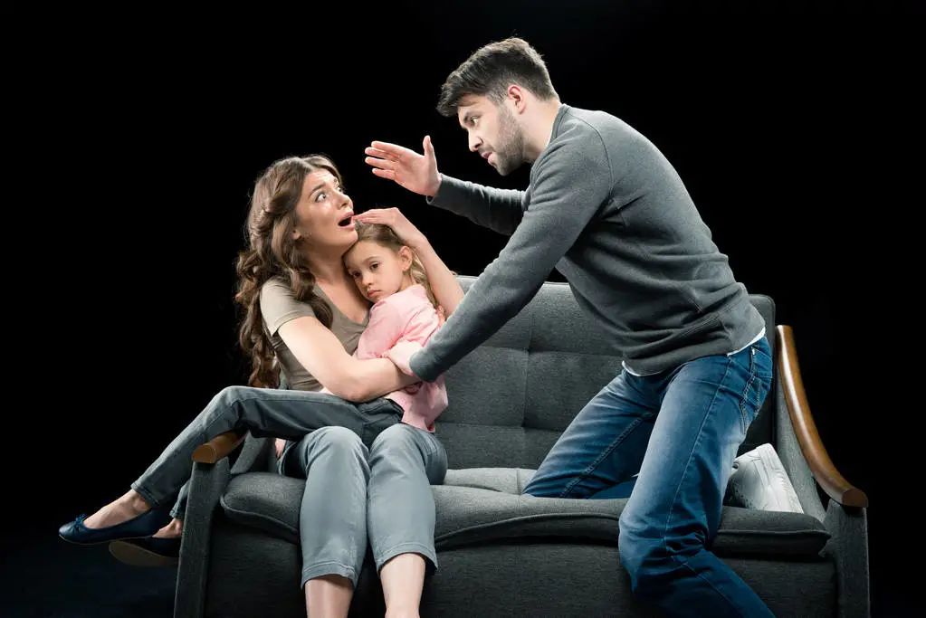 7岁女孩满脸血印竟是因为这件小事，孩子之间经常发生