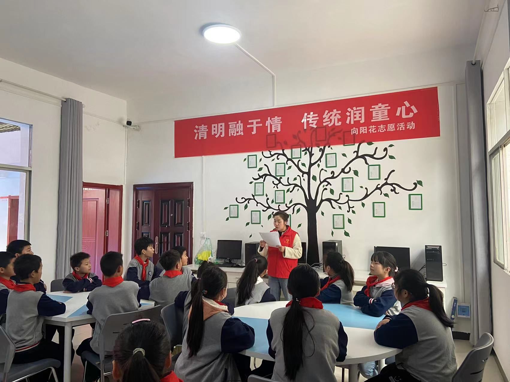 向阳湖镇：文明祭祀新风尚童心绘制小黄花