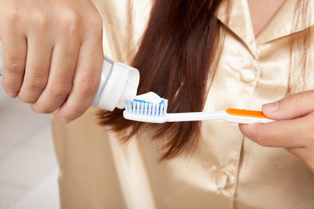 染发膏沾到皮肤上怎么去除小苏打,赛斯罗林染发膏沾皮肤上会变色吗