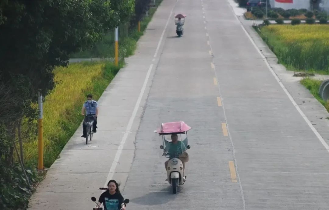 三伏天里自行车需要“代驾”，警察叔叔接单了！