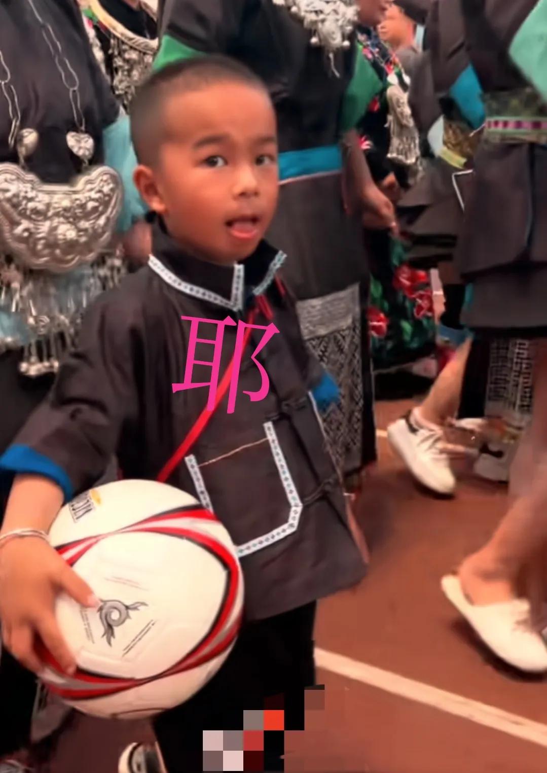 村超民族时装秀,村超足球宝贝表演