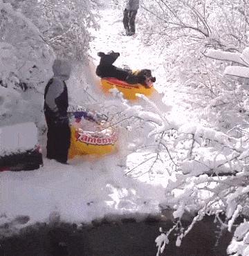 妹子注意点吧，你这姿势太不雅观了，在公共场合还是收敛点吧。