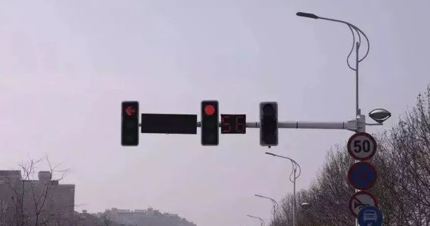 右转箭头绿灯为什么不亮红灯就亮,右转箭头灯不亮可以走吗