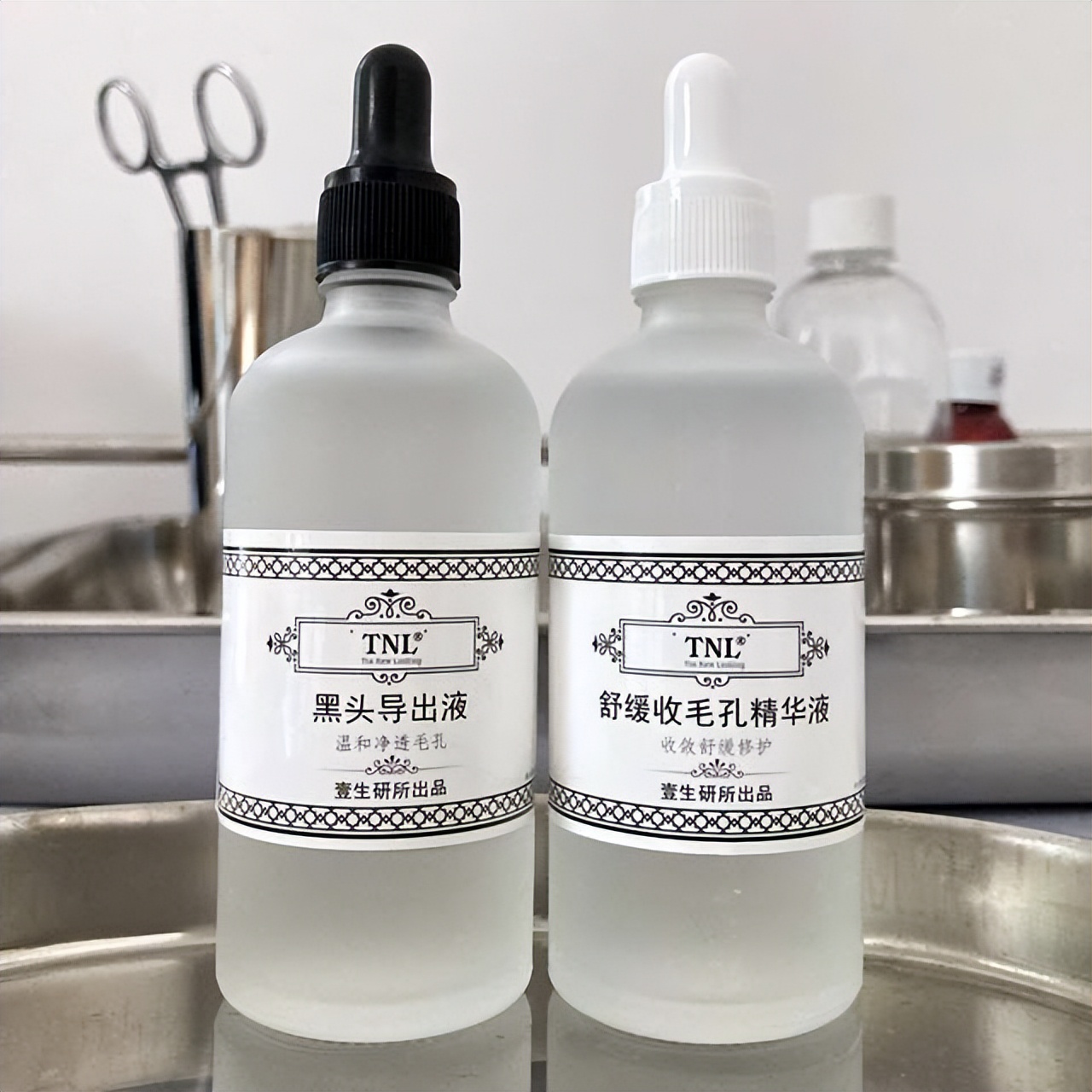 鼻头长黑粉刺怎么回事图片,鼻梁及两侧起了闭口粉刺