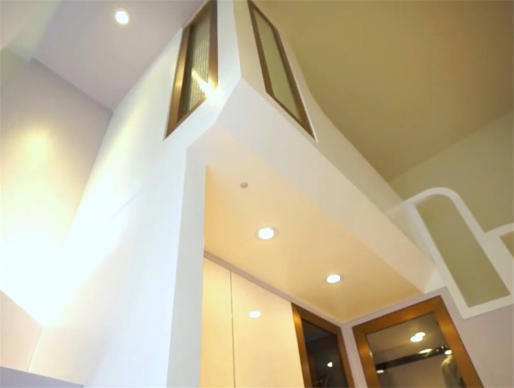 香港一家4口居住110尺劏房,香港一家五口住在豪宅