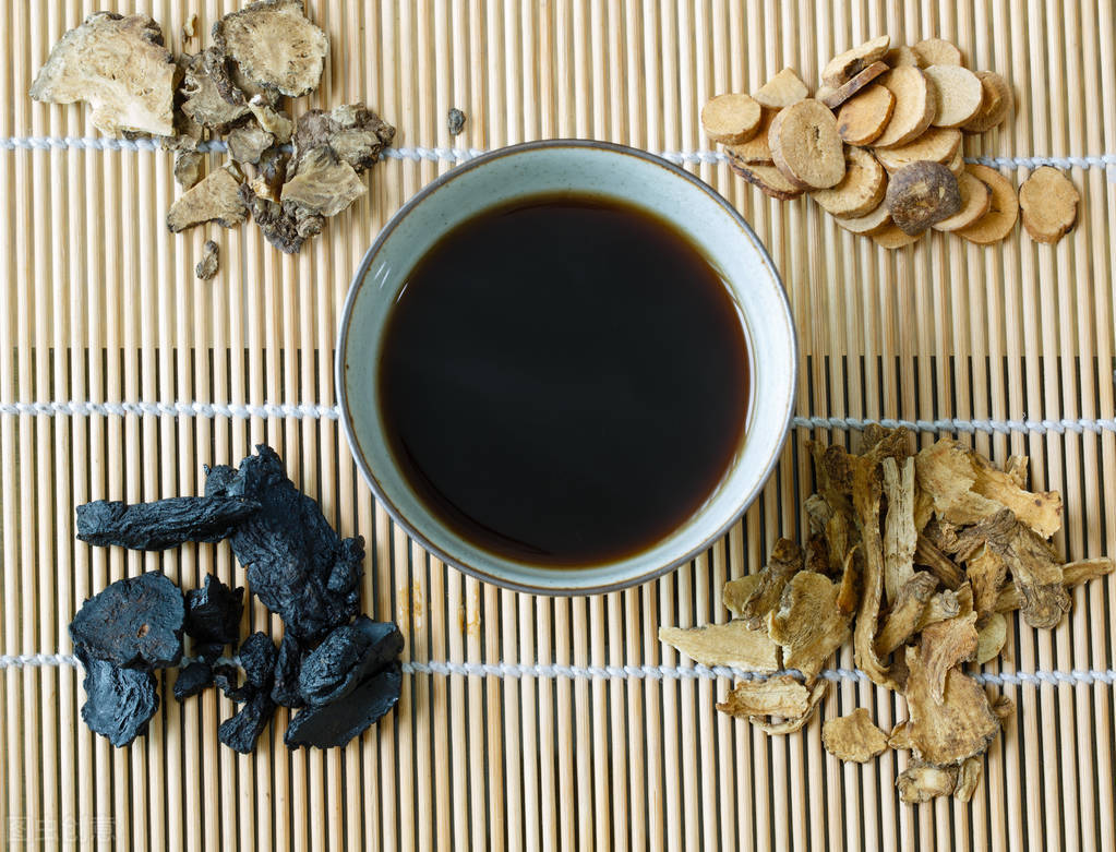 女人月经提前、经量过少，四物汤加四君子汤，补气养血，缓解痛经