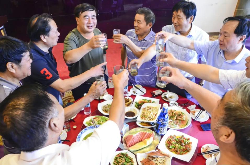 喝酒的时候为什么要干杯,为什么喝酒前要先碰一下杯子