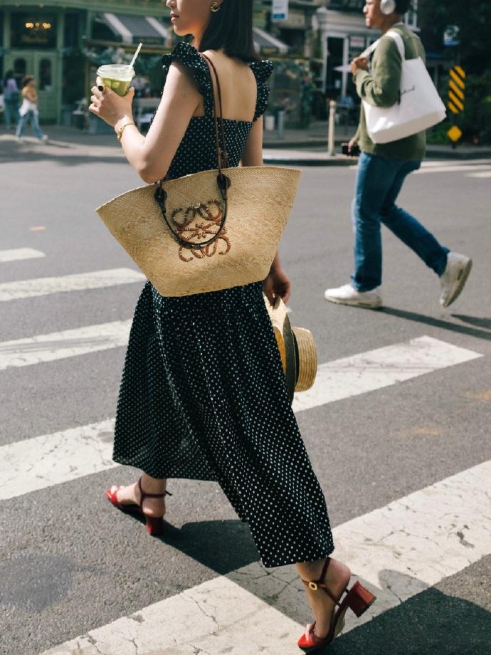 小草编包方包怎么搭配好看,洋气精致草编包小个子百搭