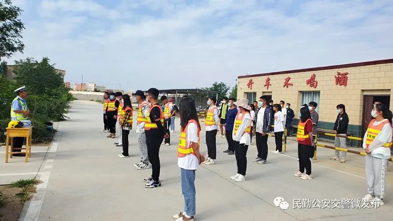 交警进学校开展暑假交通安全教育,民勤县公安交警走进驾校