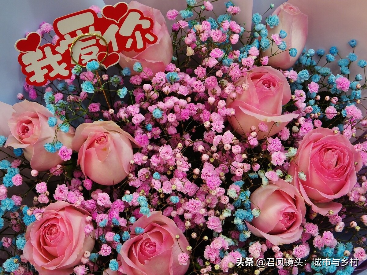 湖北宜昌：情人节，商家为顾客定制的鲜花温馨浪漫，含情脉脉