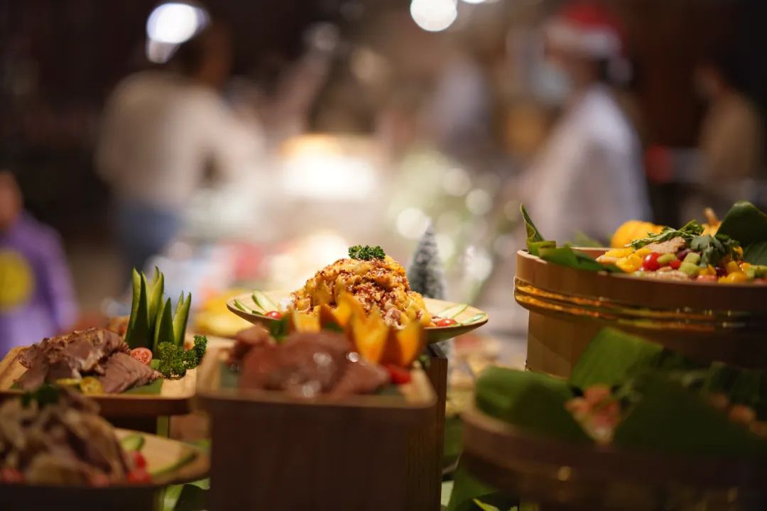 东钱湖最大五星酒店,东钱湖有几个足球场