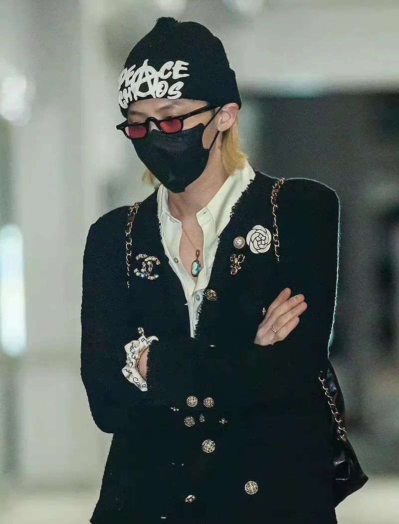 权志龙被包围拍照,权志龙机场被粉丝围堵