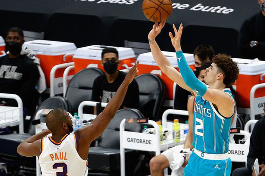 霍勒迪抢断保罗推字母哥,字母哥霍勒迪空接