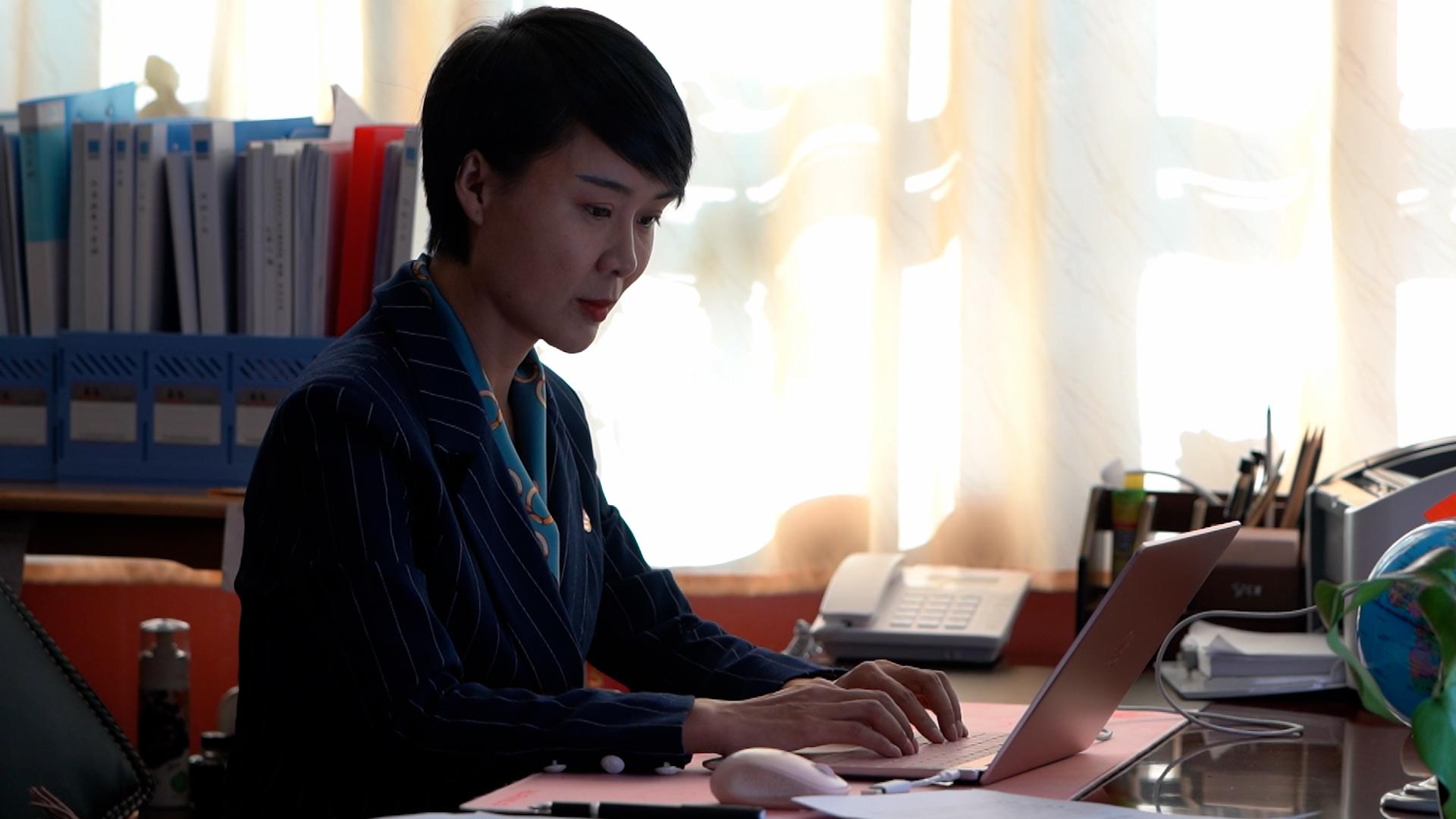 她中专学历，却成副县长，靠视频走红，直播3小时赚200万，凭啥