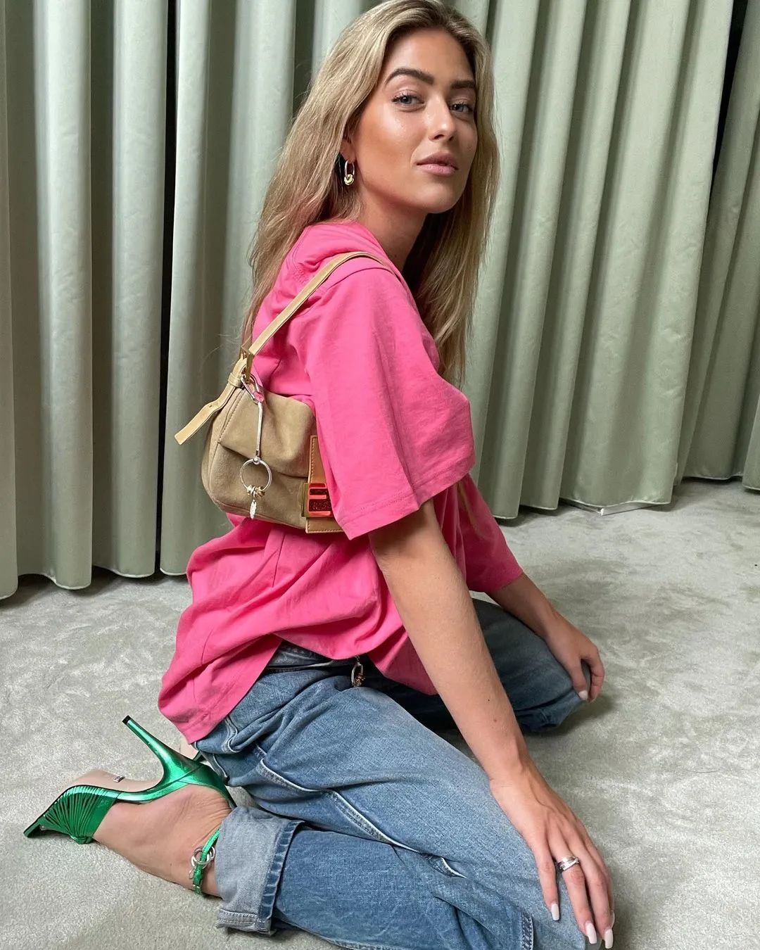 男t恤搭牛仔裤加皮带有哪些穿法,t恤配裤子的时髦穿法