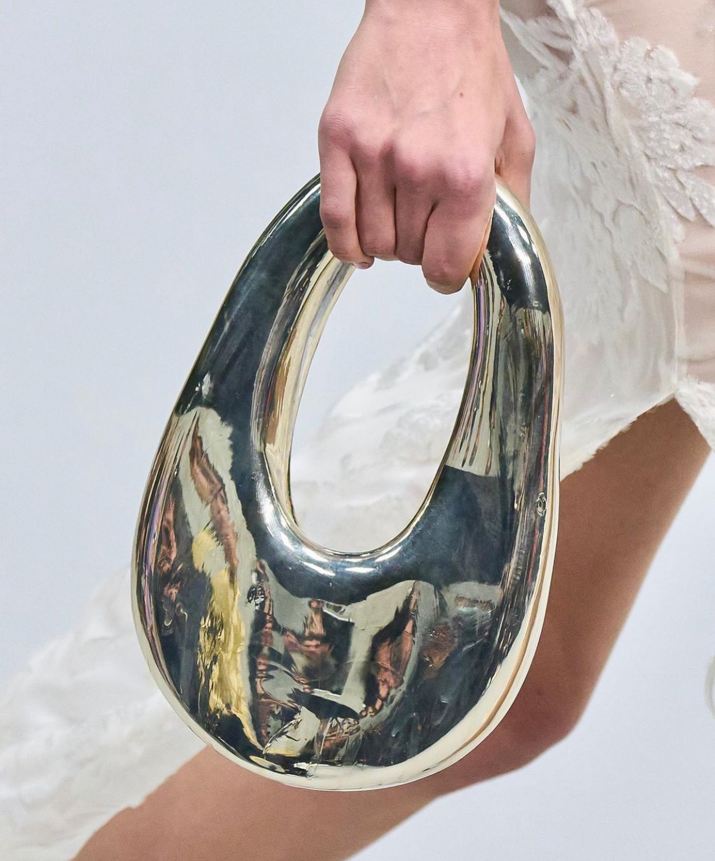 他们用玻璃做了个水晶包,卖得死贵,外国明星还狂爱