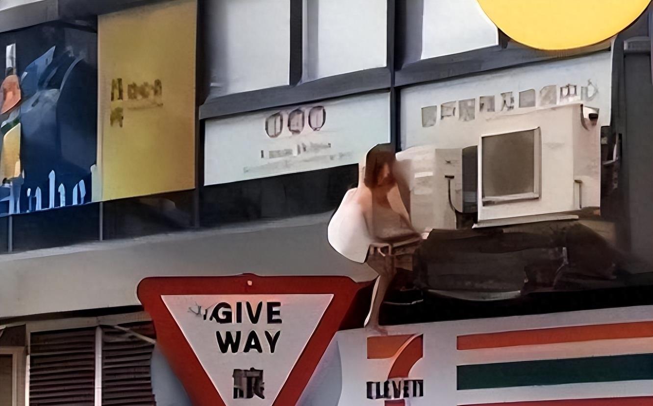 女子偷情在家中被发现半裸，他跳窗逃走，很多男士伸出了援助之手