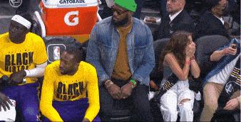 老詹球迷欢呼,老詹赛后拥抱勇士