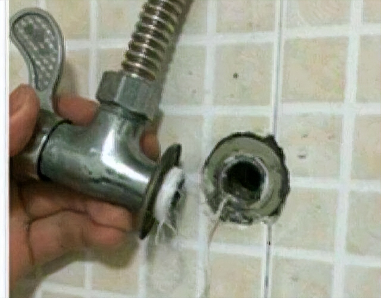 水龙头断了半截在孔里取出多少钱,水龙头角阀断在管里怎么修