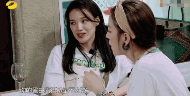 45岁舒淇再次开始减肥,穿长裙躺椅子上太紧绷,腰部凹陷头发凌乱