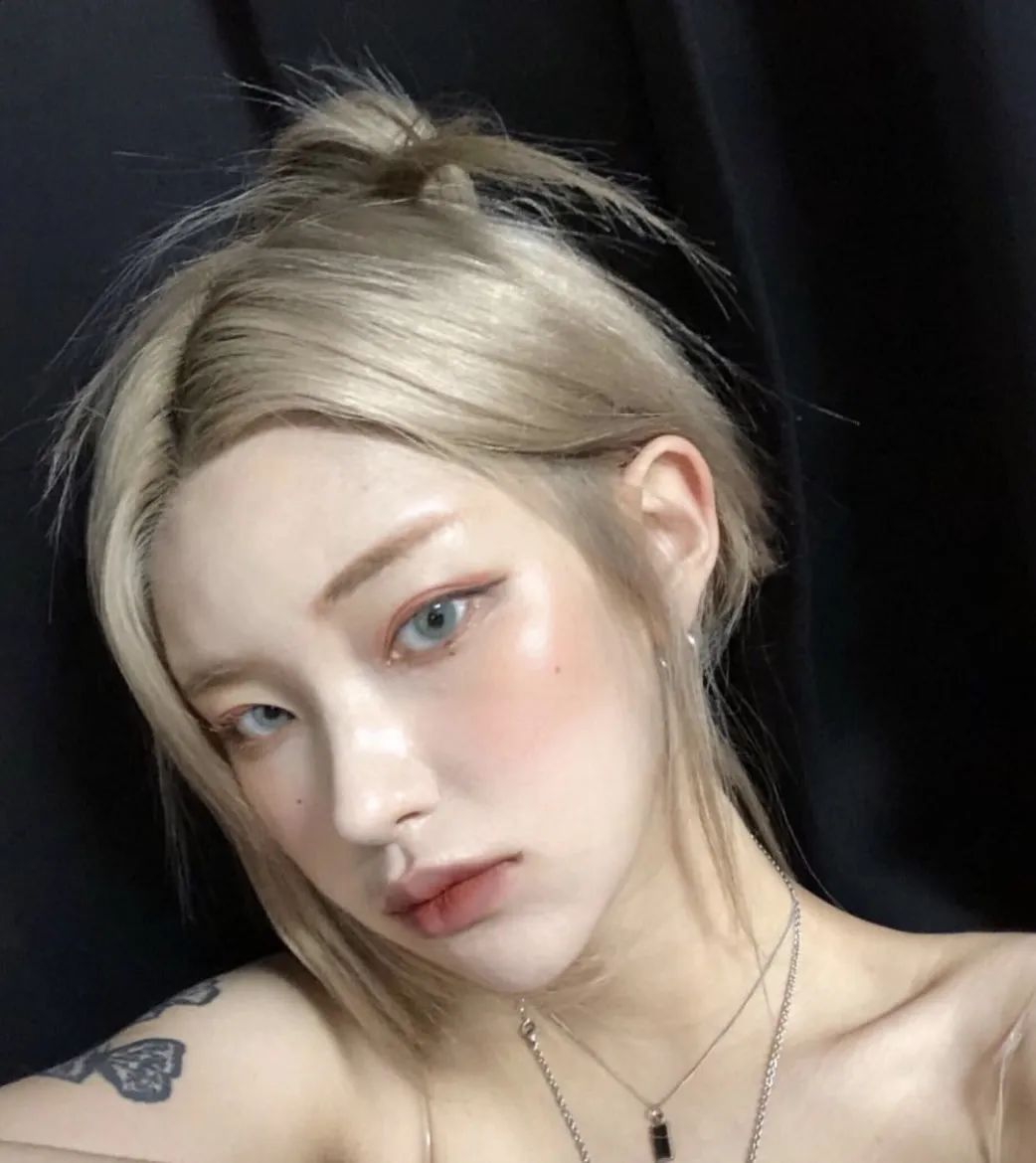 有这几个特点的女生打车去染浅发