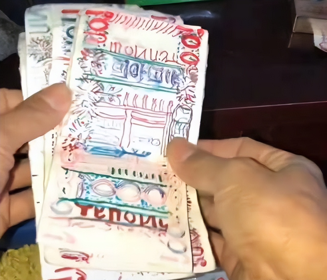 温州卖面条老人,浙江温州老人用手画钱币买面条