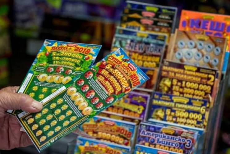 年轻人涌向彩票站,不求暴富只图开心？中了100万照样加班到11点