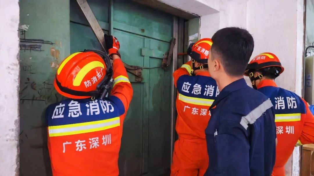 电梯被困心里特别慌什么原因,电梯卡住了你不要慌