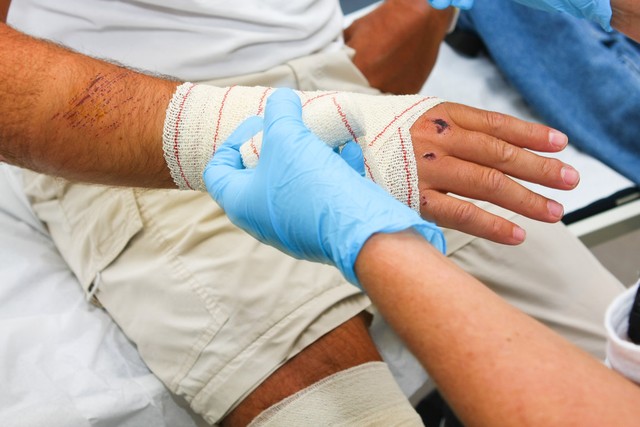 止血后怎么处理划破的伤口,止血棉在伤口里面怎么处理