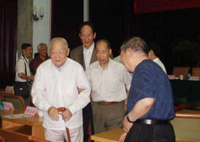 他曾是三省省委书记,只开过一次“后门”,因清廉遭受“骂名”