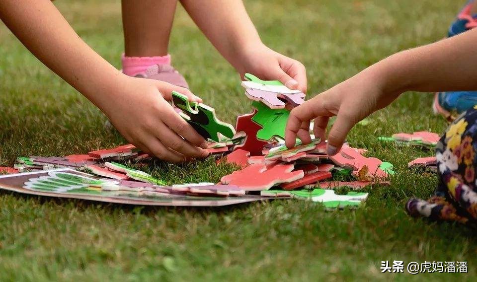 两个小孩相互抢玩具打架怎么教育,孩子发生矛盾抢玩具家长怎么解决